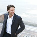 jak nosić garnitur bez krawata